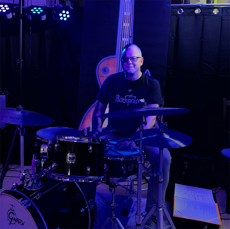 the never sleepsband reiner hartfil drums